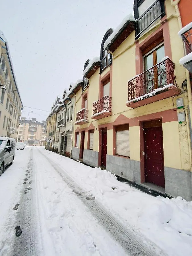 Le Navarre, charmant T2 familial équipé, en rez-de-chaussée, très bien situé en centre ville de Cauterets 0*,  Francia