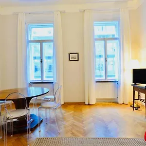beautiful-viennese-flat-in-the-city-centre.vienna-besthotels.com/